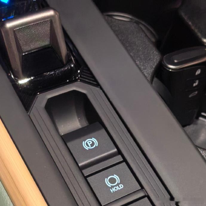 我说Auto Hold自动驻车 是车上必用功能有一个同事竟然说就喜欢自己脚踩着这