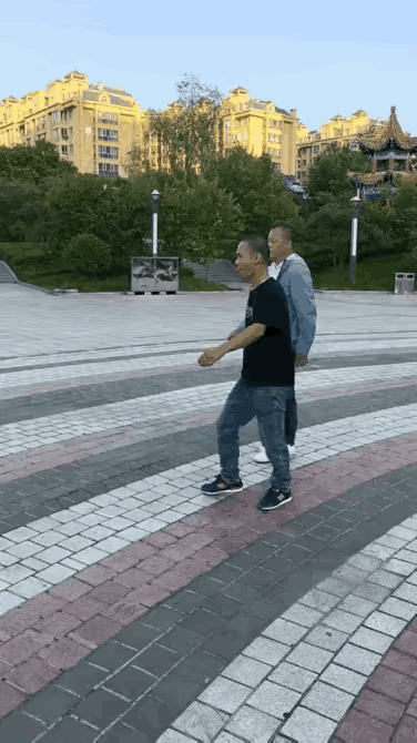 两位好友街上行走时，迎面走来一位壮汉与瘦弱男子撞个满怀，瘦弱男士用手指了对方，壮