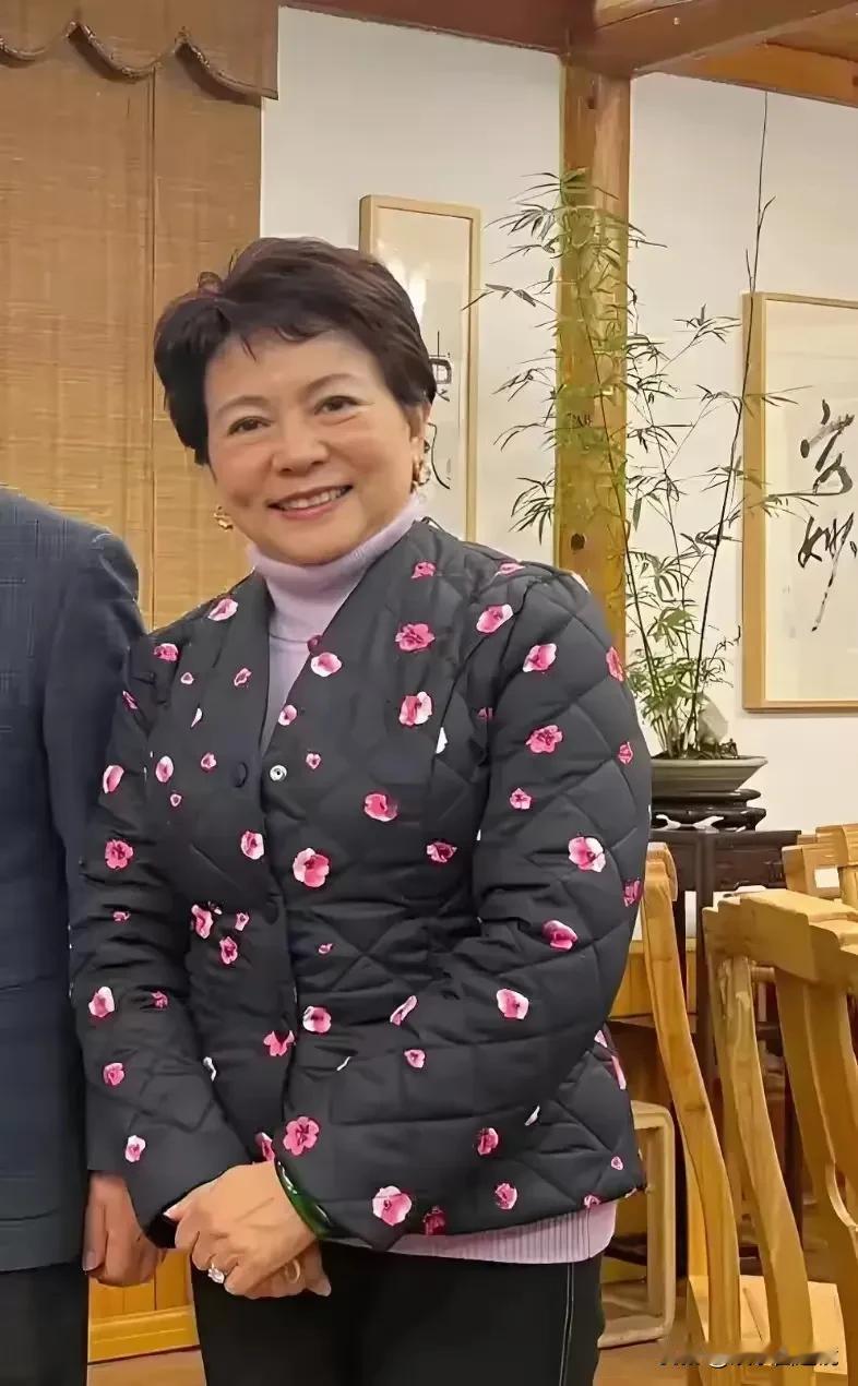 电影《喜盈门》中的小姑子老了，看起来比较富态，不过精神状态确实挺好。
她今年66