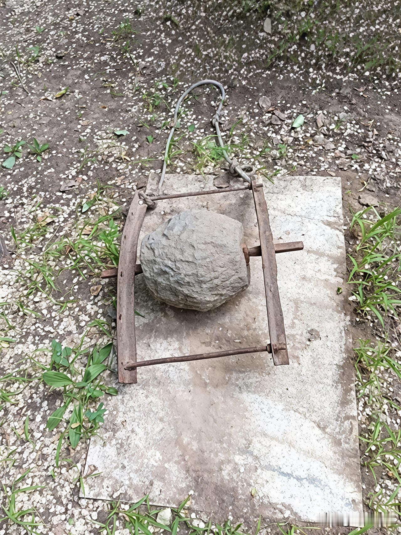 这个老物件问了220个人都不认识它，全部都蒙圈了，不知道这是啥东西。至少有400