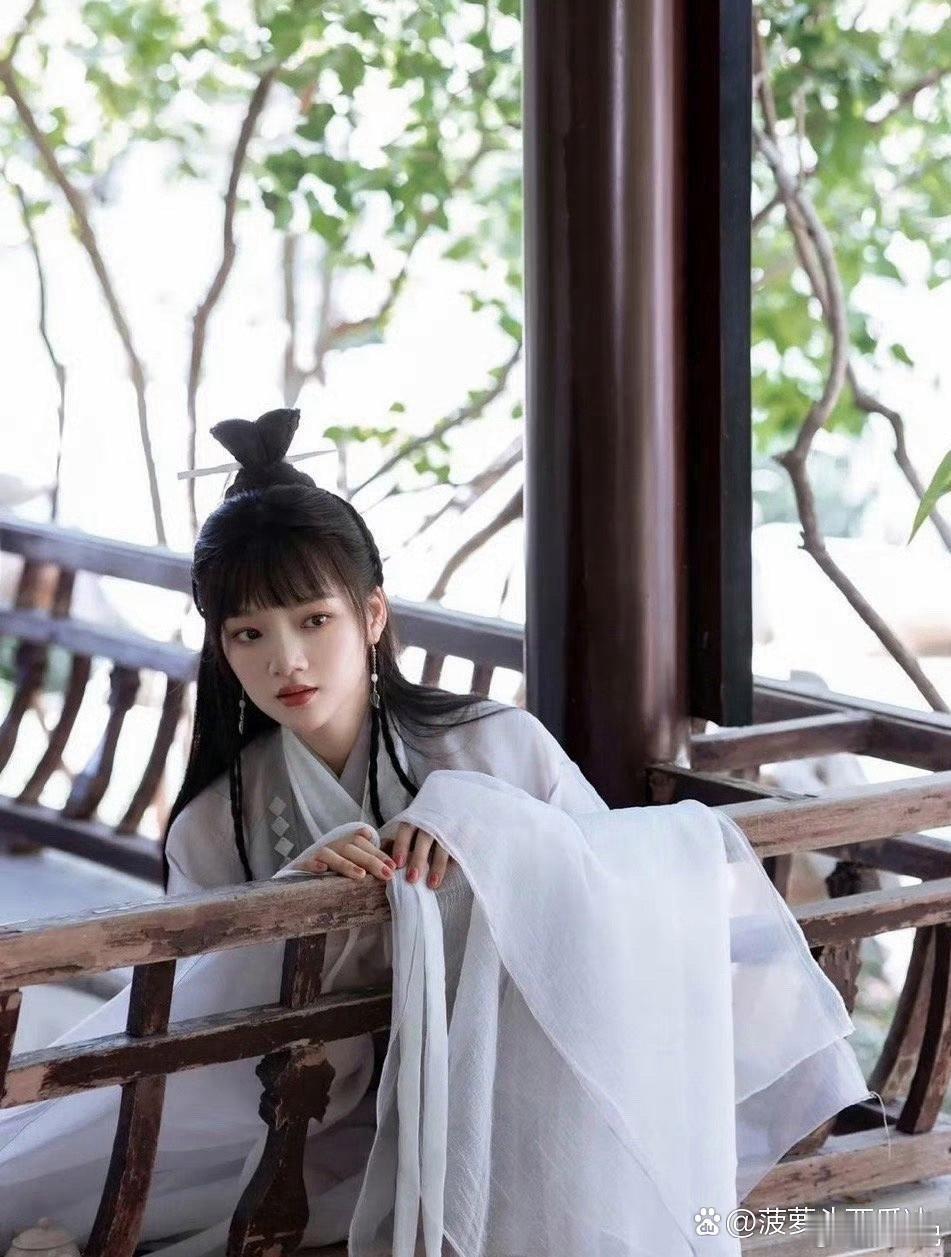 如果任敏不要刻意去营造大美女的人设，观众兴许就不会对她的颜值进行挑剔。 ​​​