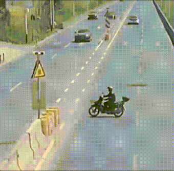 摩托救了一命