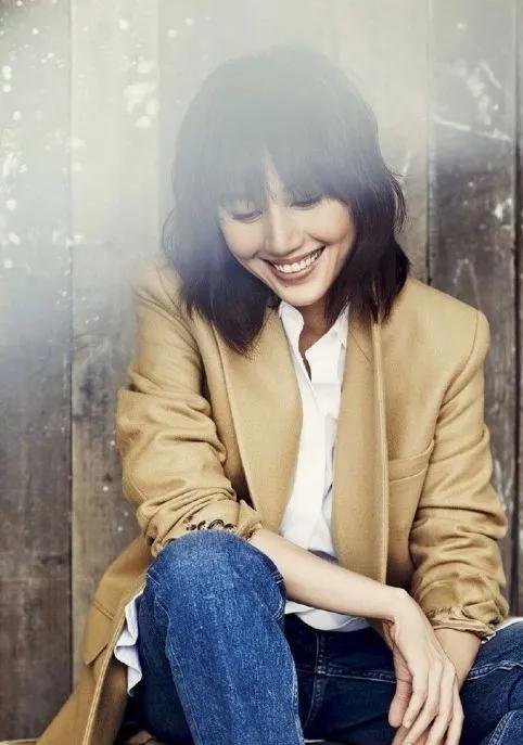 袁泉的大女主穿搭，越简单越高级✨
 
袁泉的穿搭，是刻在骨子里的知性与松弛。
驼