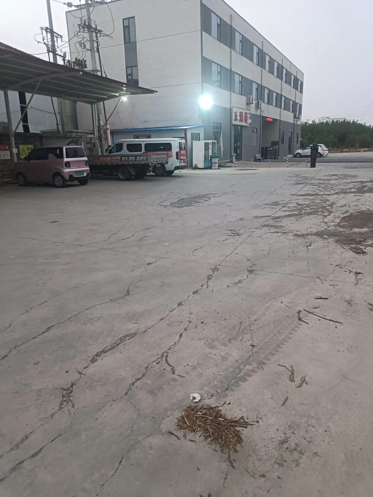 凌晨来充电的男人
一半是货拉拉司机
一半是穷人