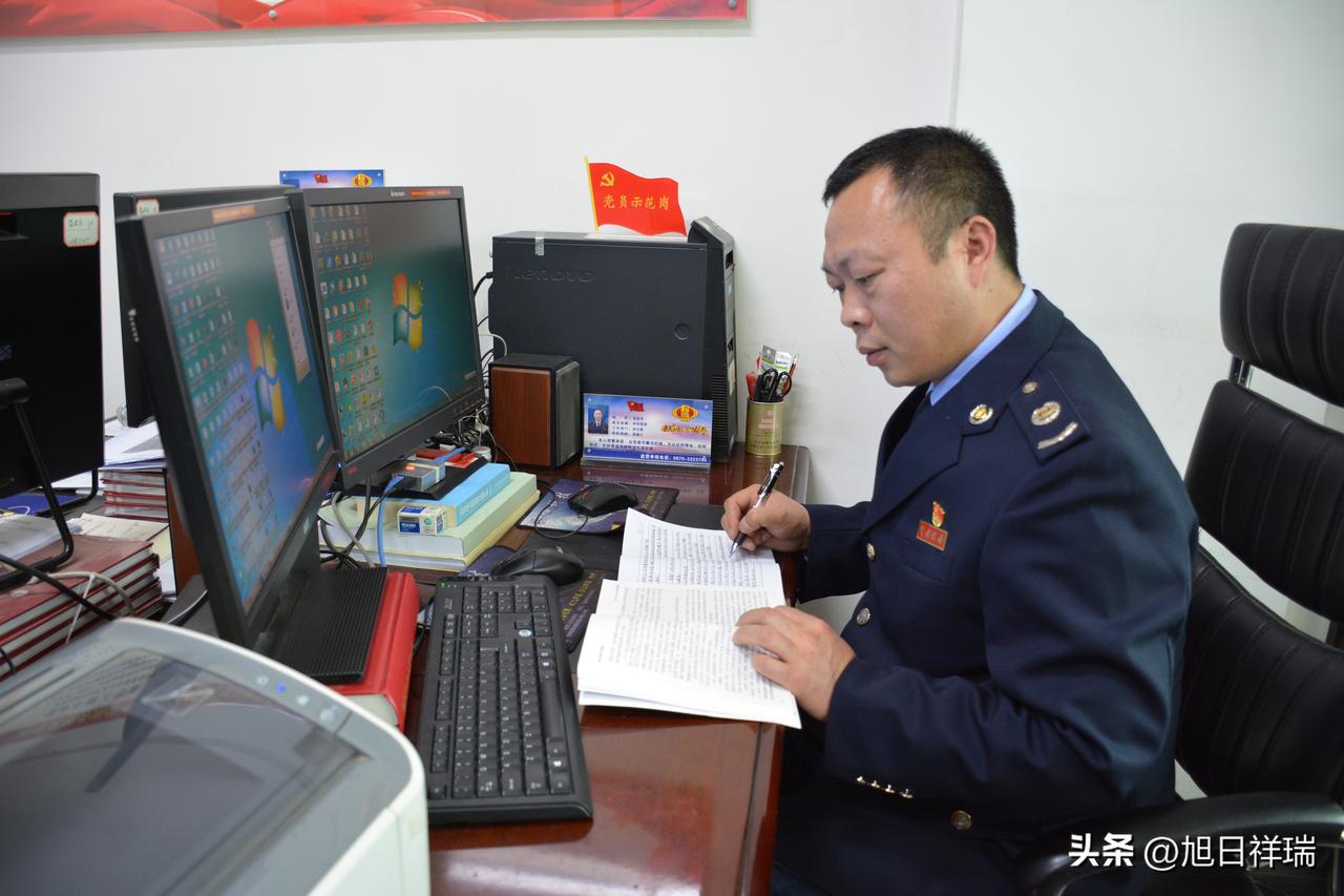 邓永平这名字，可能很多人没听过。
但他在云南昭通，是个名人。
曾3次荣立三等功，
