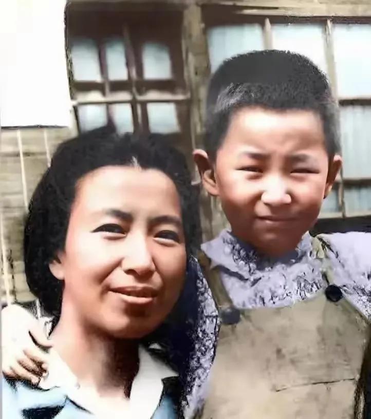 延安岁月，小李讷和她的妈妈…
当年在延安 延安孩子 延安漫谈 传承延安精神。