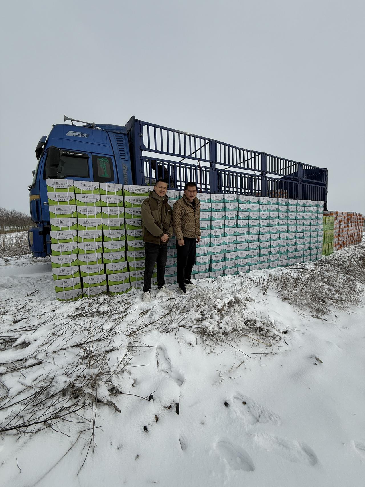 伊犁察县还是漫天大雪，小哥种了1000亩地玉米小麦，期待丰收