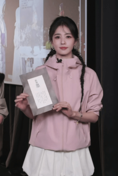 白鹿打卡东方山河影像展 白鹿打卡墨色陈列区，浓淡交织的东方美学扑面而来。墨色的沉