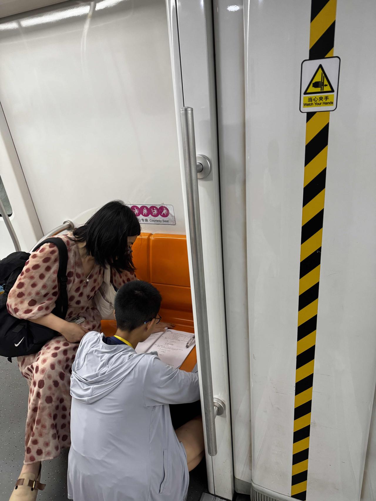 记录生活，随手拍张照奔波的路上，也不忘提笔耕耘，每一份付出都闪闪发光