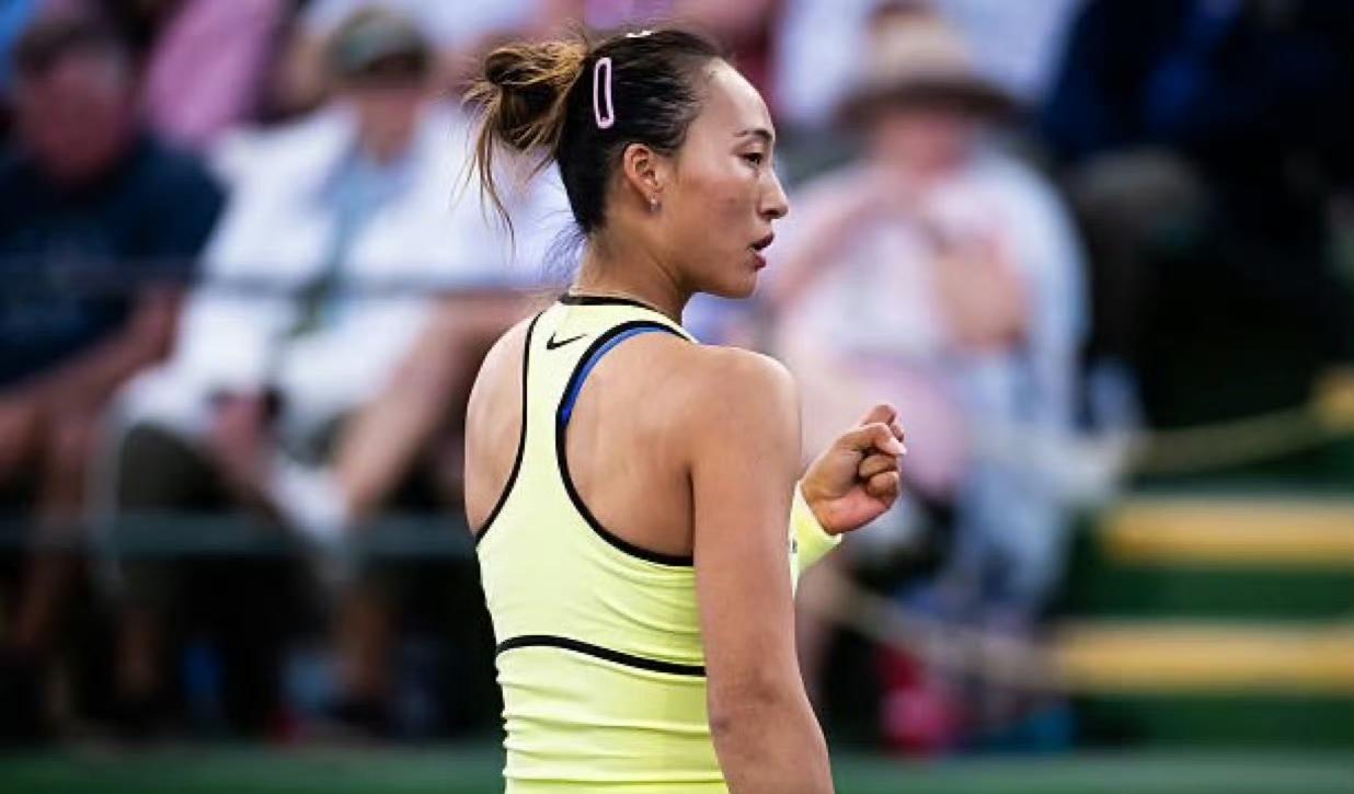 看得出，郑钦文是真的喜欢网球，正如她战胜凯斯后言，没有网球的日子真的很难熬。
