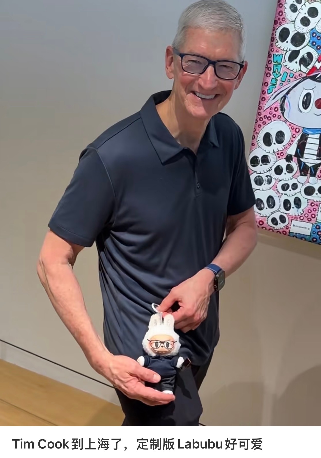 苹果📱总裁Tim cook/库克 现身上海[手指比心] ​​​