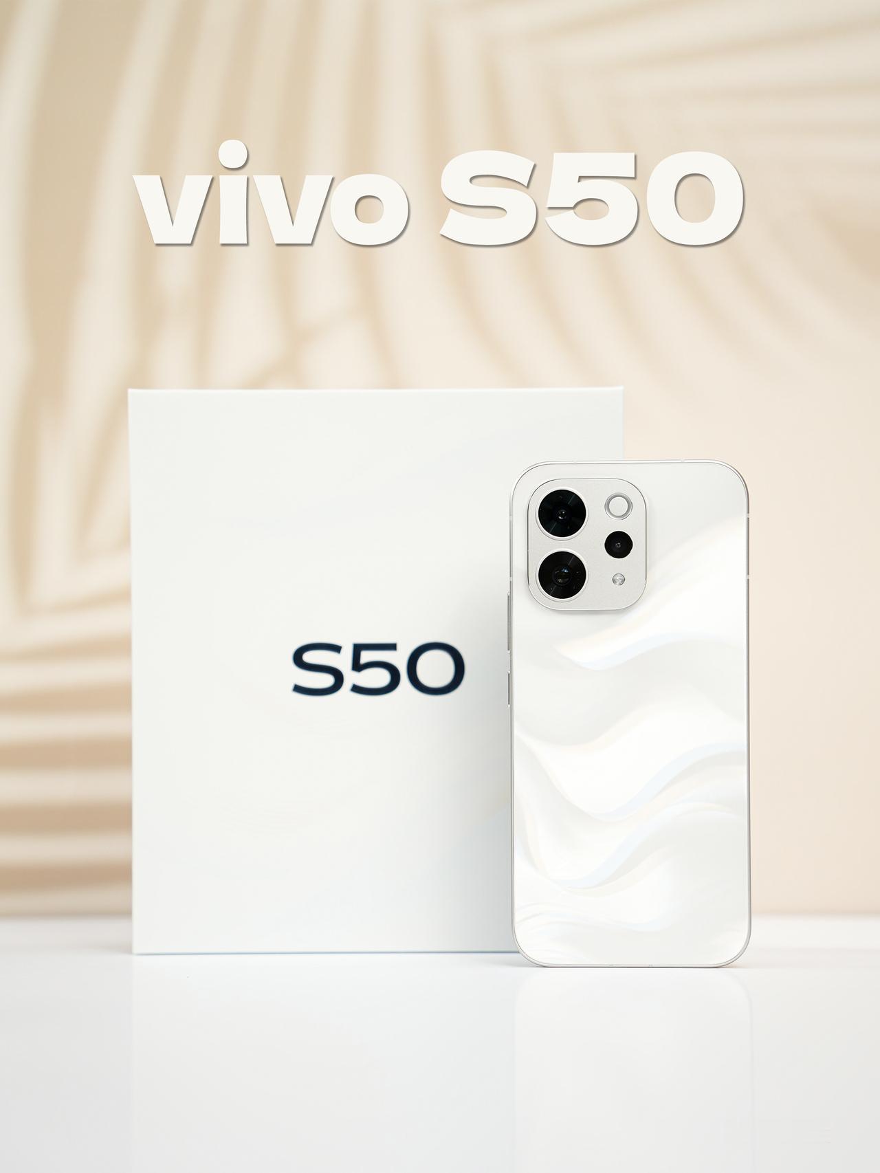 HYK图赏｜vivo S50

「告白」版本，整机是淡淡的暖白色调。背板采用纱缎