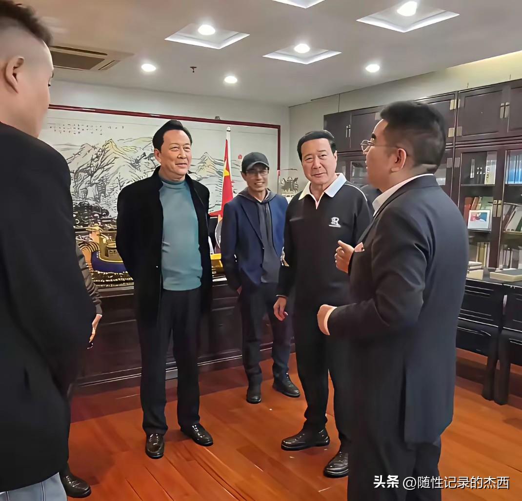 办公室里这一位穿黑色外套，浅蓝打底衫的明星怎么从年轻到现在站姿都像领导一样，他喜