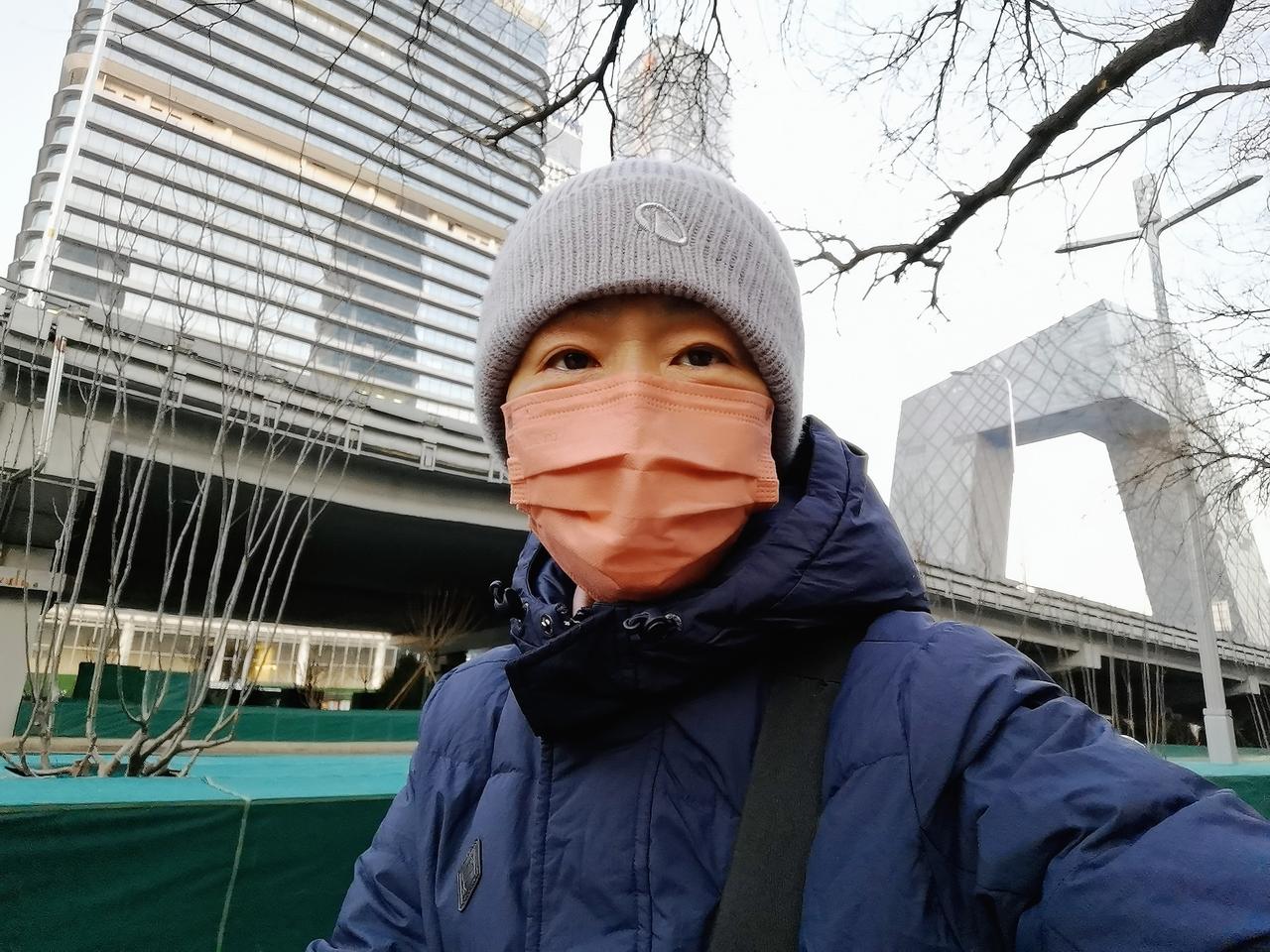 在医院耗了一整天，四点半出门时天已经擦黑了。扫辆共享单车往国贸骑，要坐跨省公交回