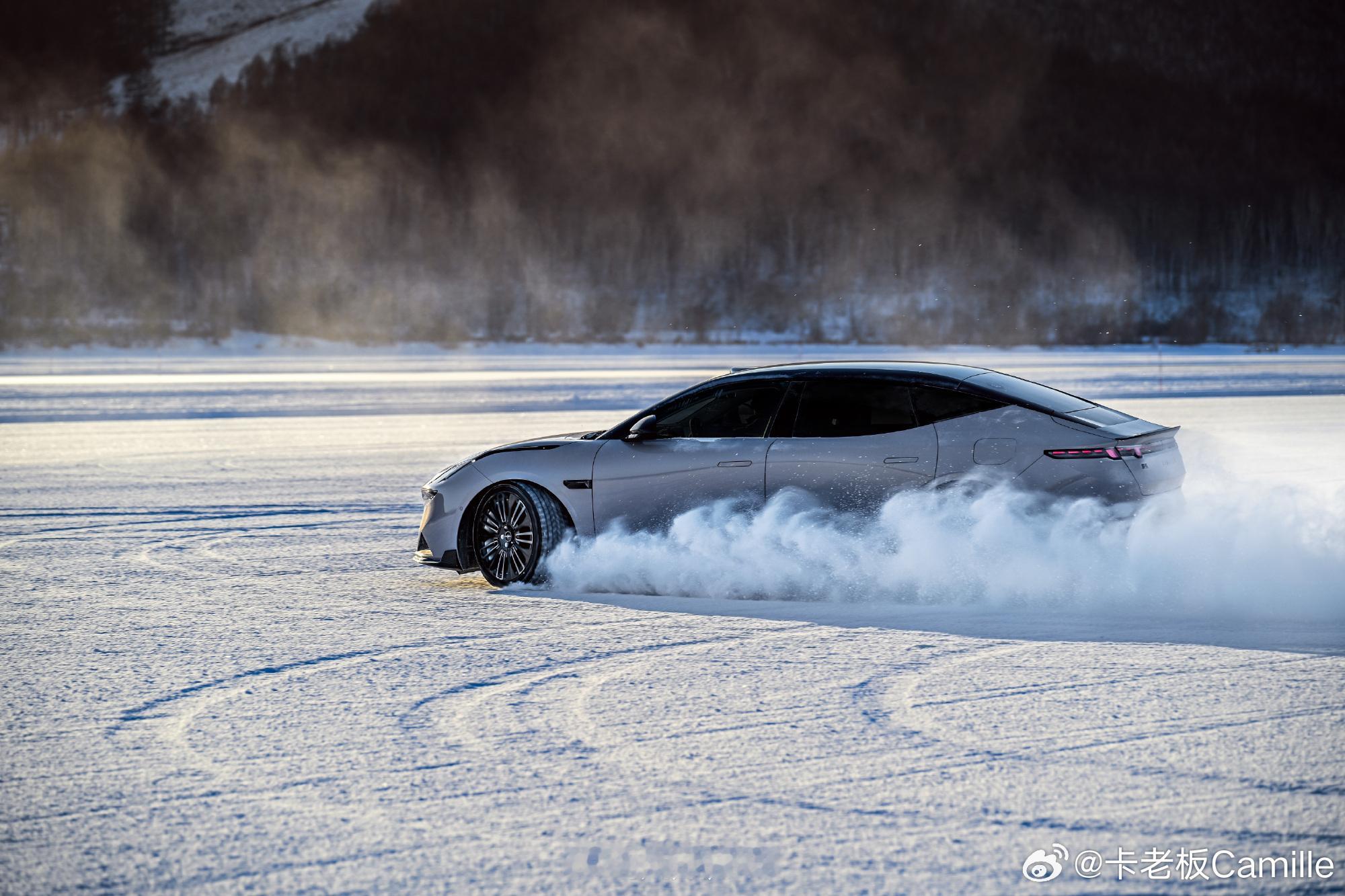 零下40度千里春运你的车行吗今天刷到一个新能源车在高速结冰路面失控撞护栏的视频，