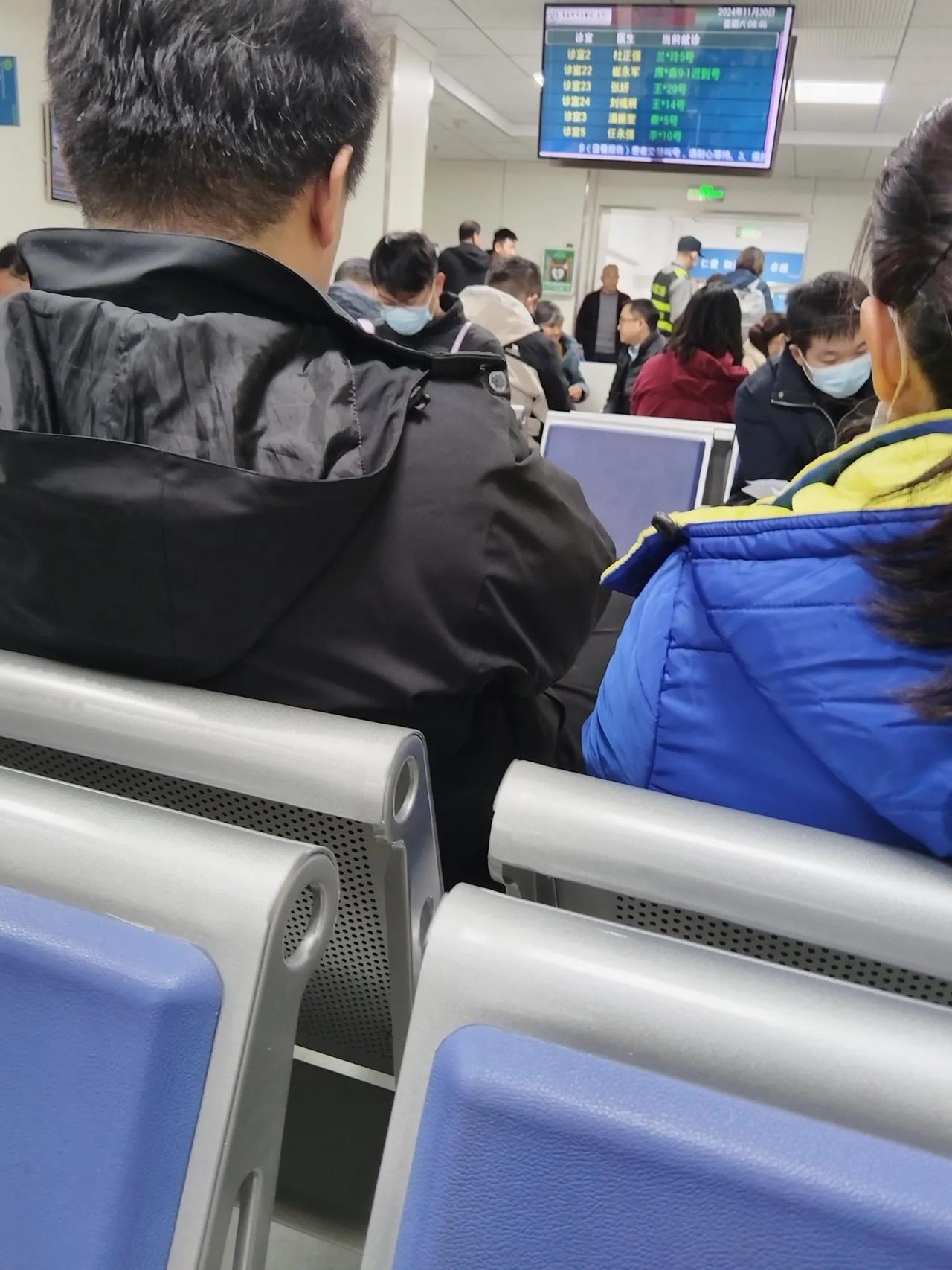 多少年不来医院了，不来不知道现在看病这么方便吗，网上预约来以后出示码就可以，全程