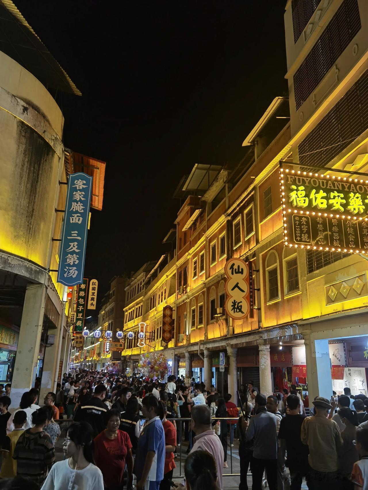 久违的热闹场面！三年了，终于迎来人山人海。欢迎大家来梅州玩[送心]
