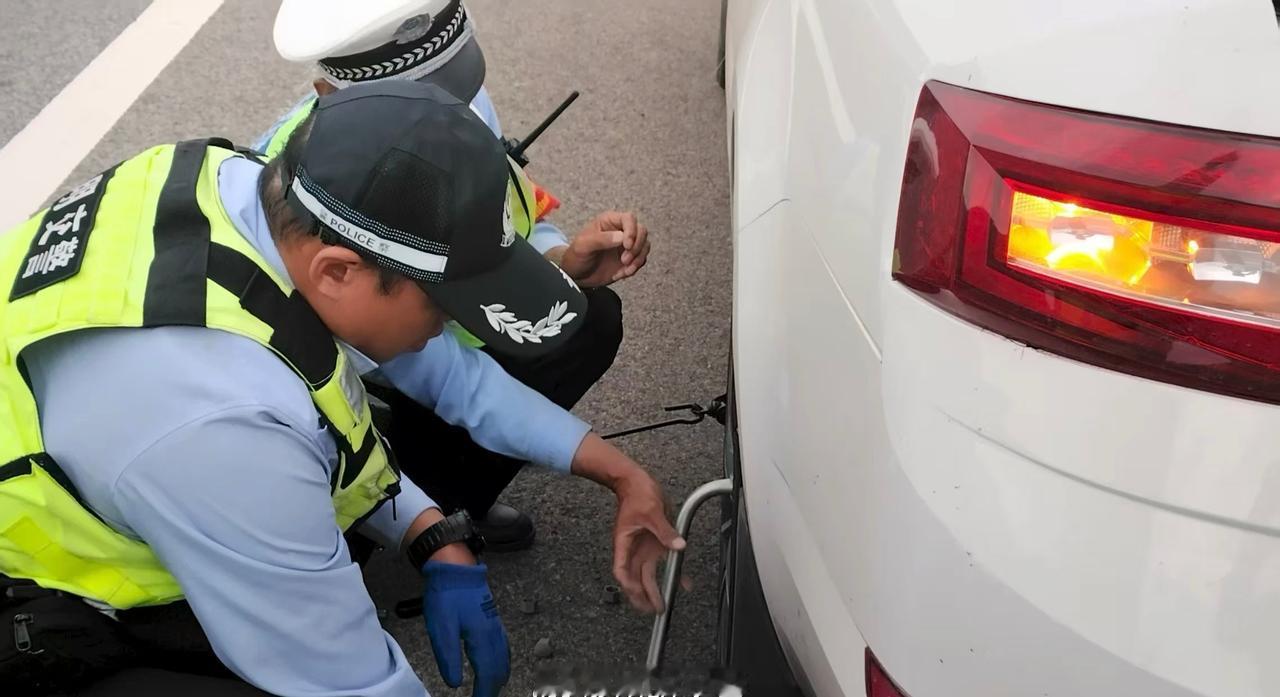 【昆明交警帮小忙 —— 车辆突然“趴窝”？别担心，蜀黍来帮忙】冬到添寒意，警事暖