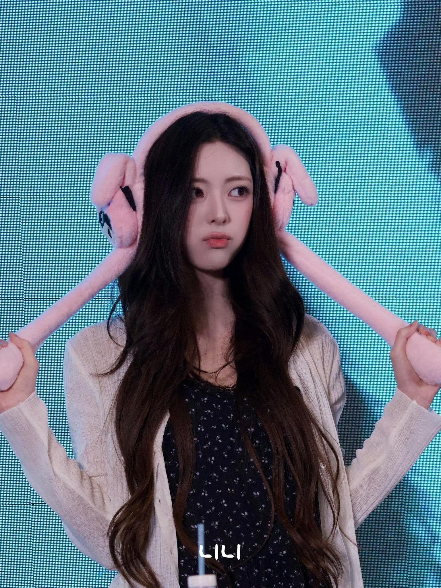 晕世界忽然变得轻飘飘的。不是醉酒的混沌，是一种浅浅的、漫无边际的晕。像是视线蒙了