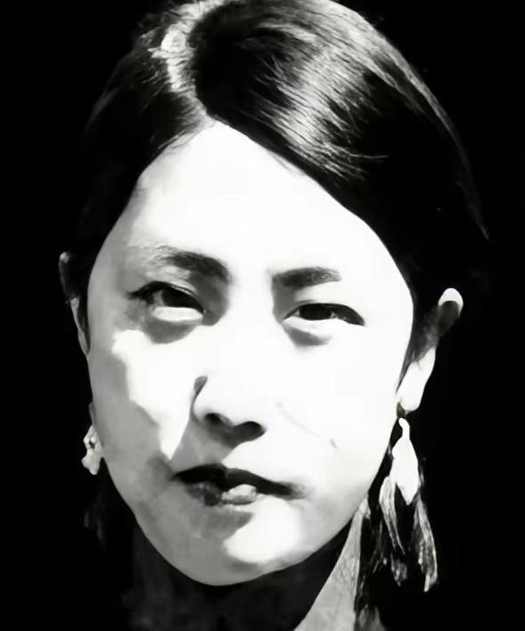 三枪摆倒门口三个哨兵。一脚踹开门，冲进去。 
这就是赵伊兰，为杨靖宇将军报仇的那