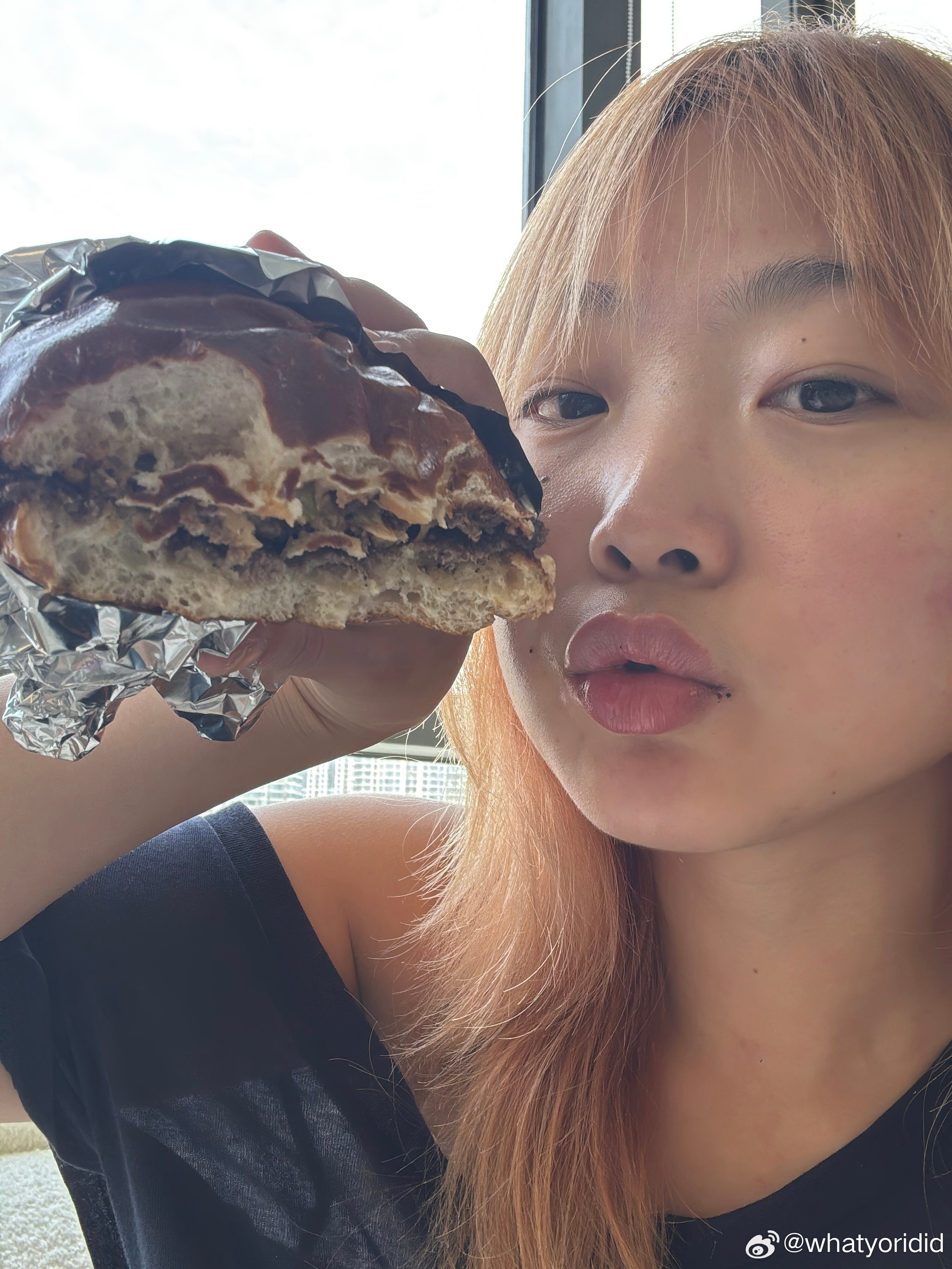 直播的两天每天吃一个美味汉堡维持体力！ 