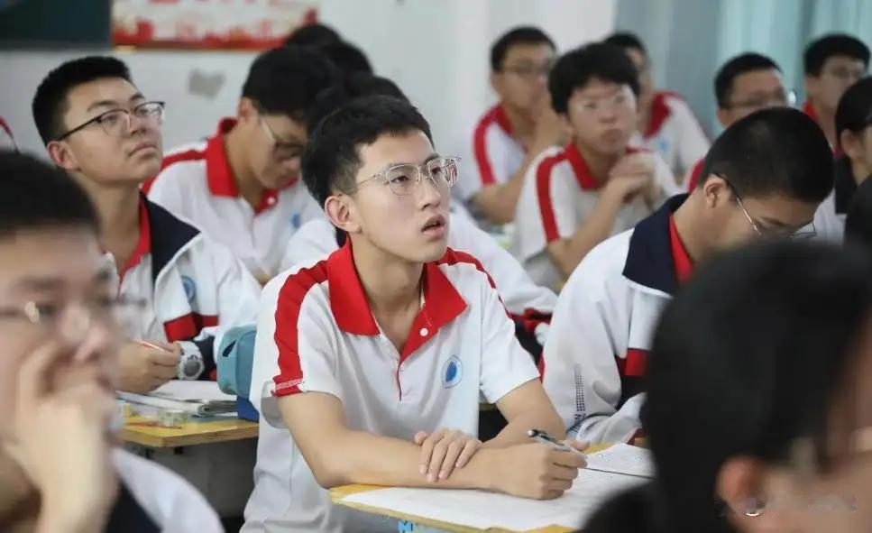 带了多年差班之后，我悟了：你越盯纪律，越容易失控。
这篇文章深刻地探讨了差班管理