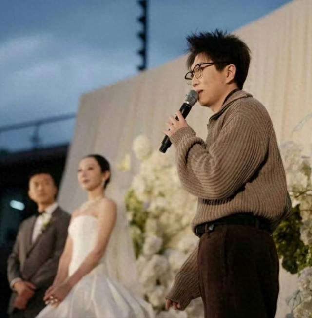 毛不易婚礼致辞引争议 新人亲自出面回应澄清