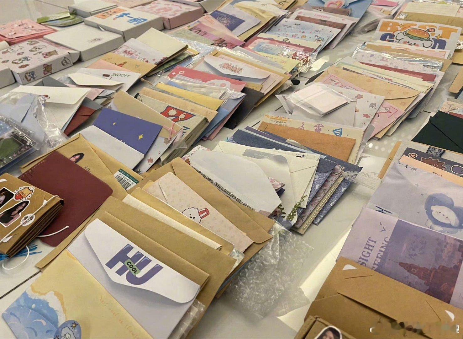 李一桐收到了粉丝送的300多封信 她不仅记得粉丝的好，更用行动回应每一份善意。3