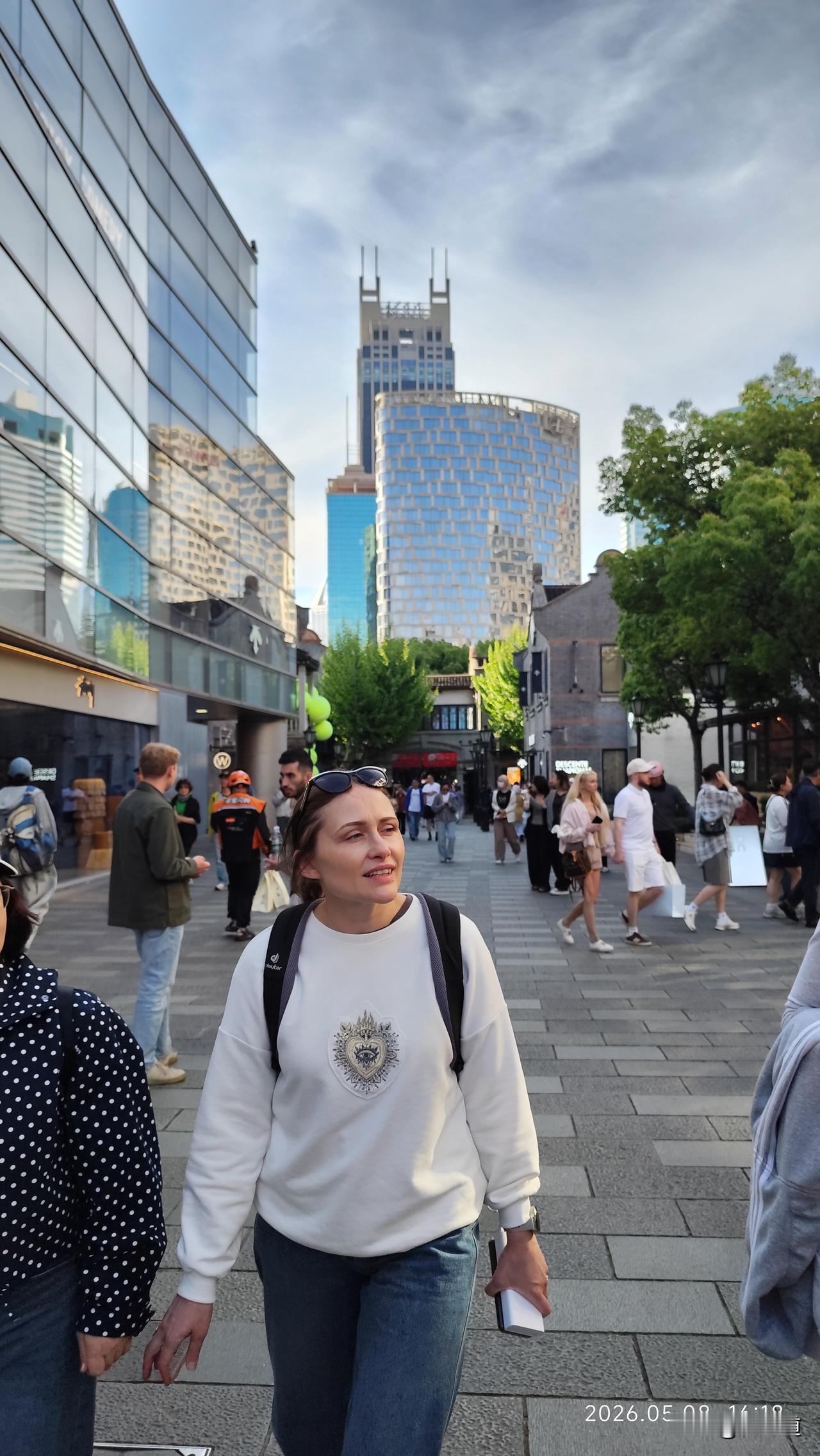 分享一张最近随手拍的照片休闲逛街新天地