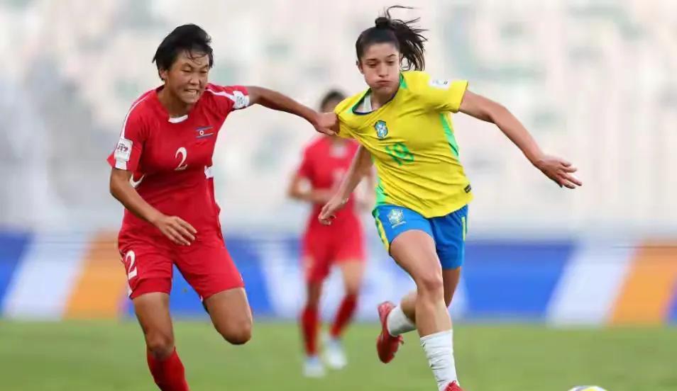 朝鲜女足，不靠花活，靠硬拼。
五场全胜，只丢一球，不是运气，是练出来的。
中场像