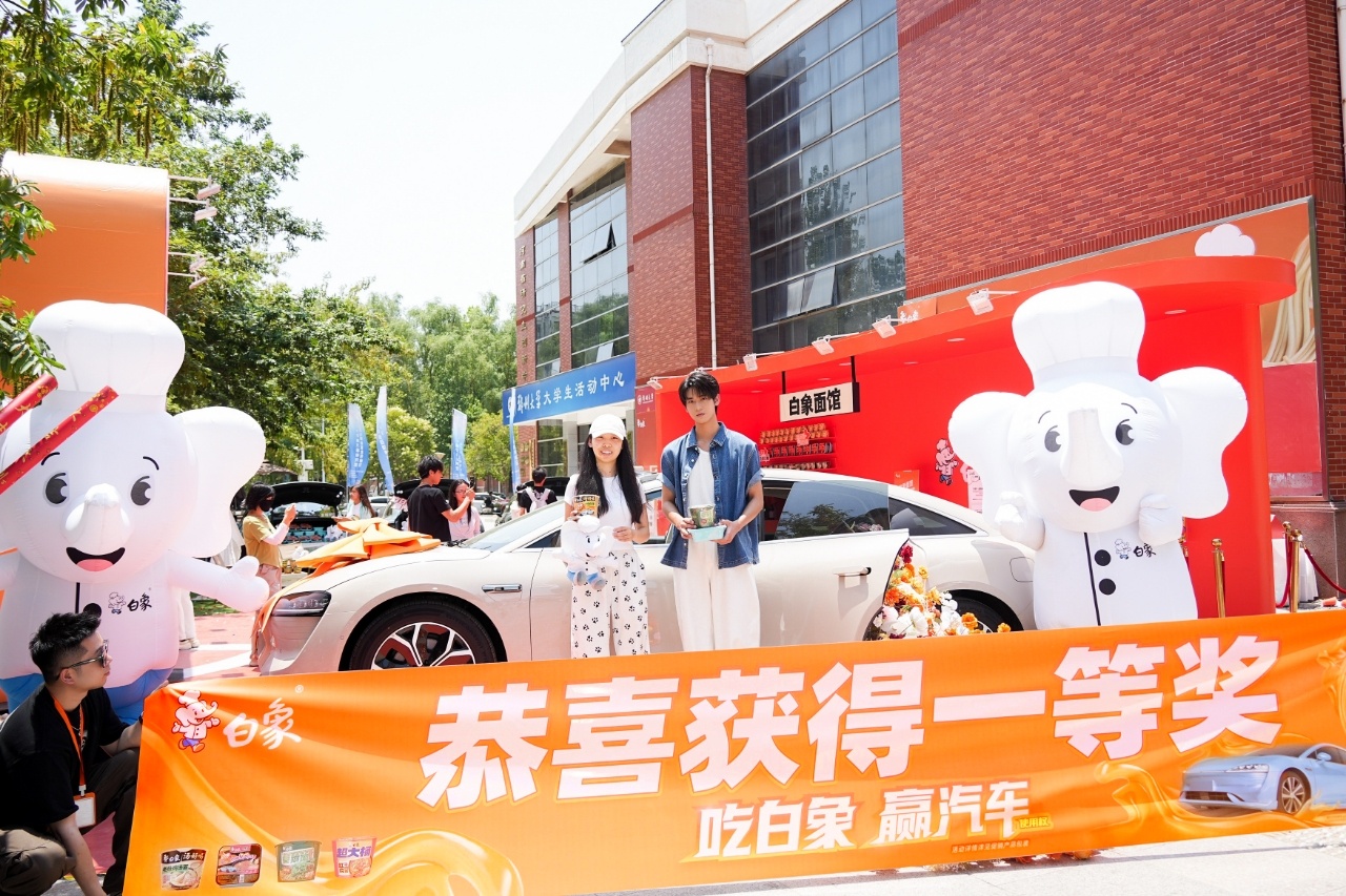 郑州大学惊现高颜值泡面店长郑大的宝子有福了！白象疯狂宠粉！👏自带抽象泡面碗免费