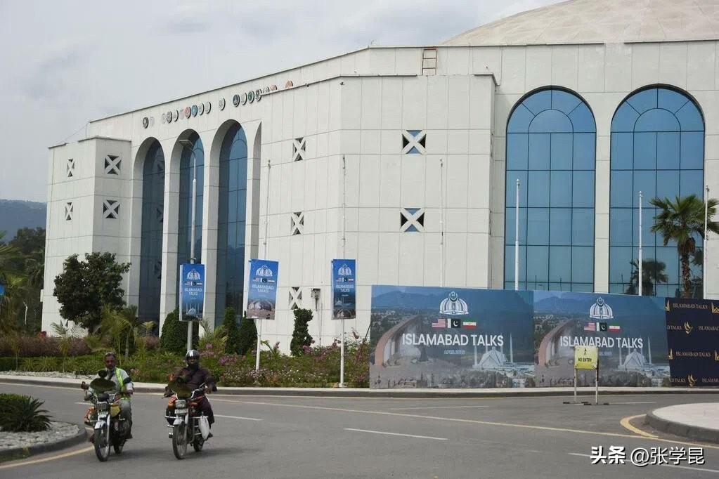 联合早报今天报道：“伊朗宣布向商船开放霍尔木兹海峡不到24小时就变卦，使德黑兰政