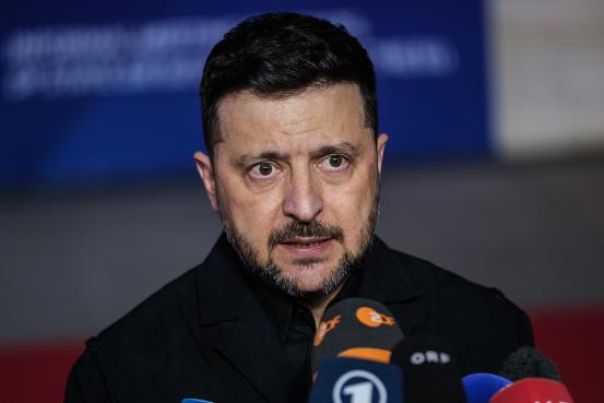 欧盟27国，集体跪了！
欧盟这次意见出奇地一致。二十七个国家，全都举手同意了。