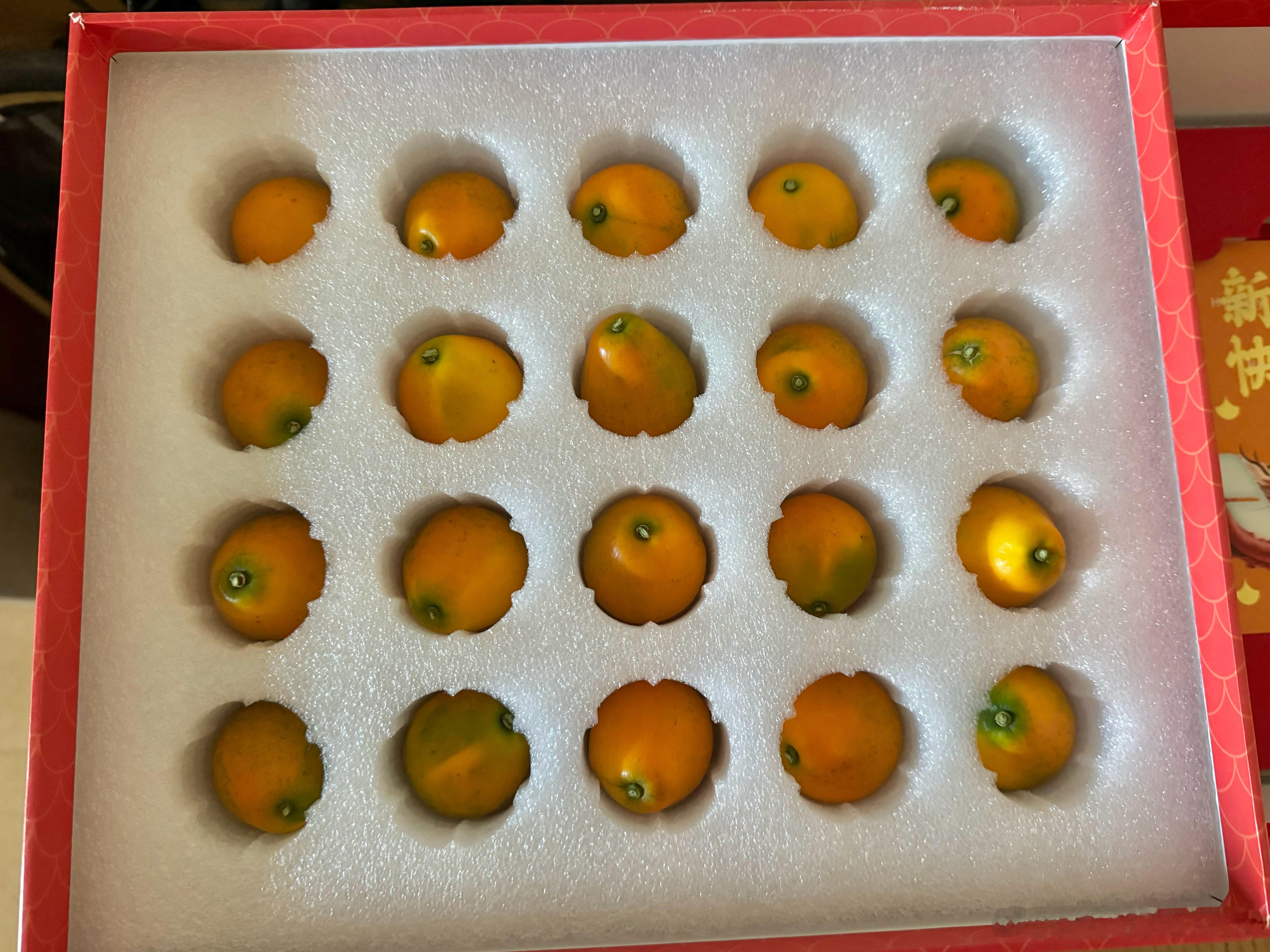 在今年收到的新春礼物里，最实在的就是五菱宝骏寄来的这箱金桔，真好吃啊！皮薄、汁多