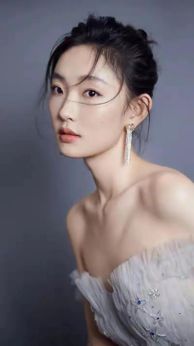 仙女下凡，气质温婉。