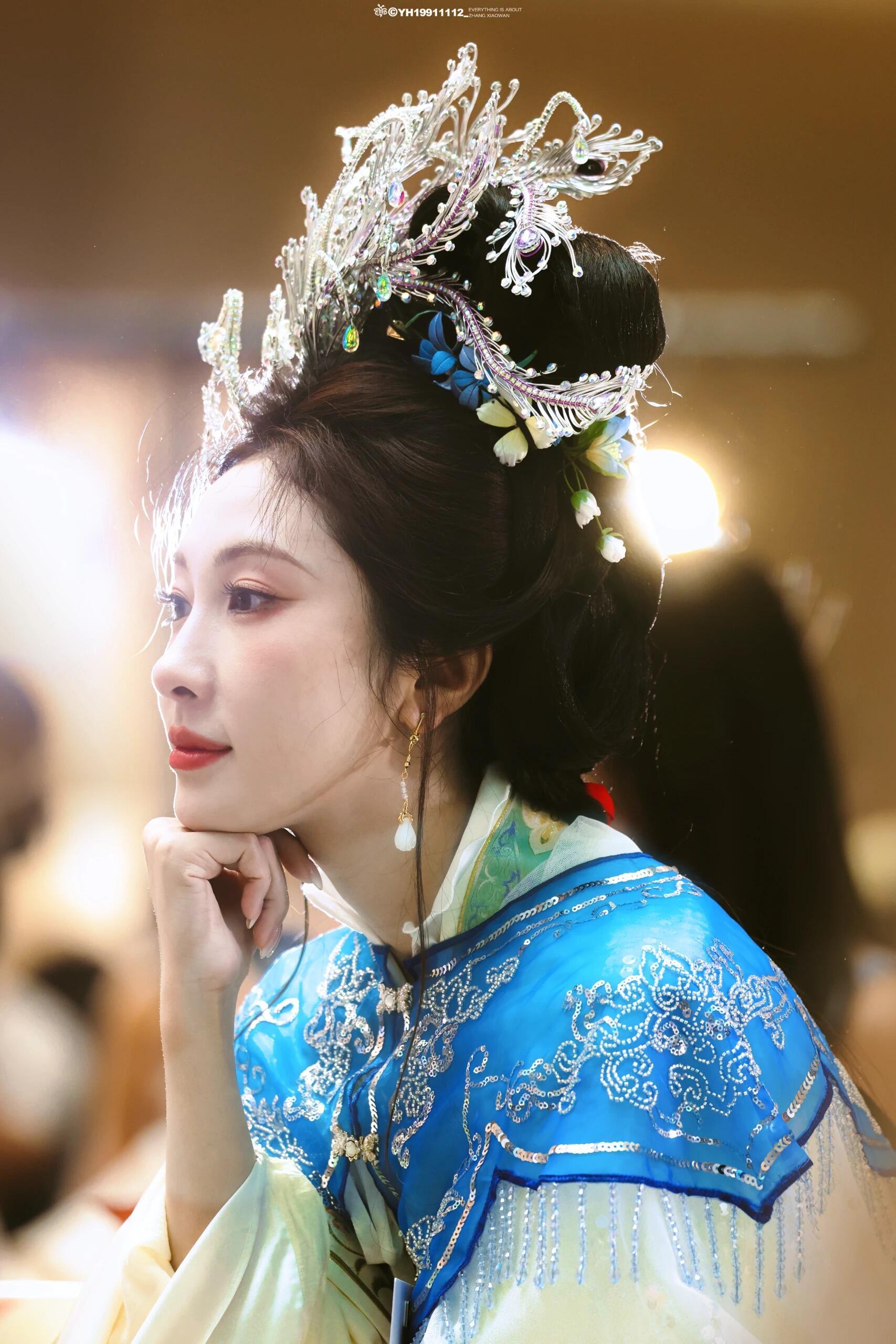 张小婉像走江南烟雨里走来这身汉服太有味道了，好像隔着烟雨慢慢走到眼前，温柔又有书