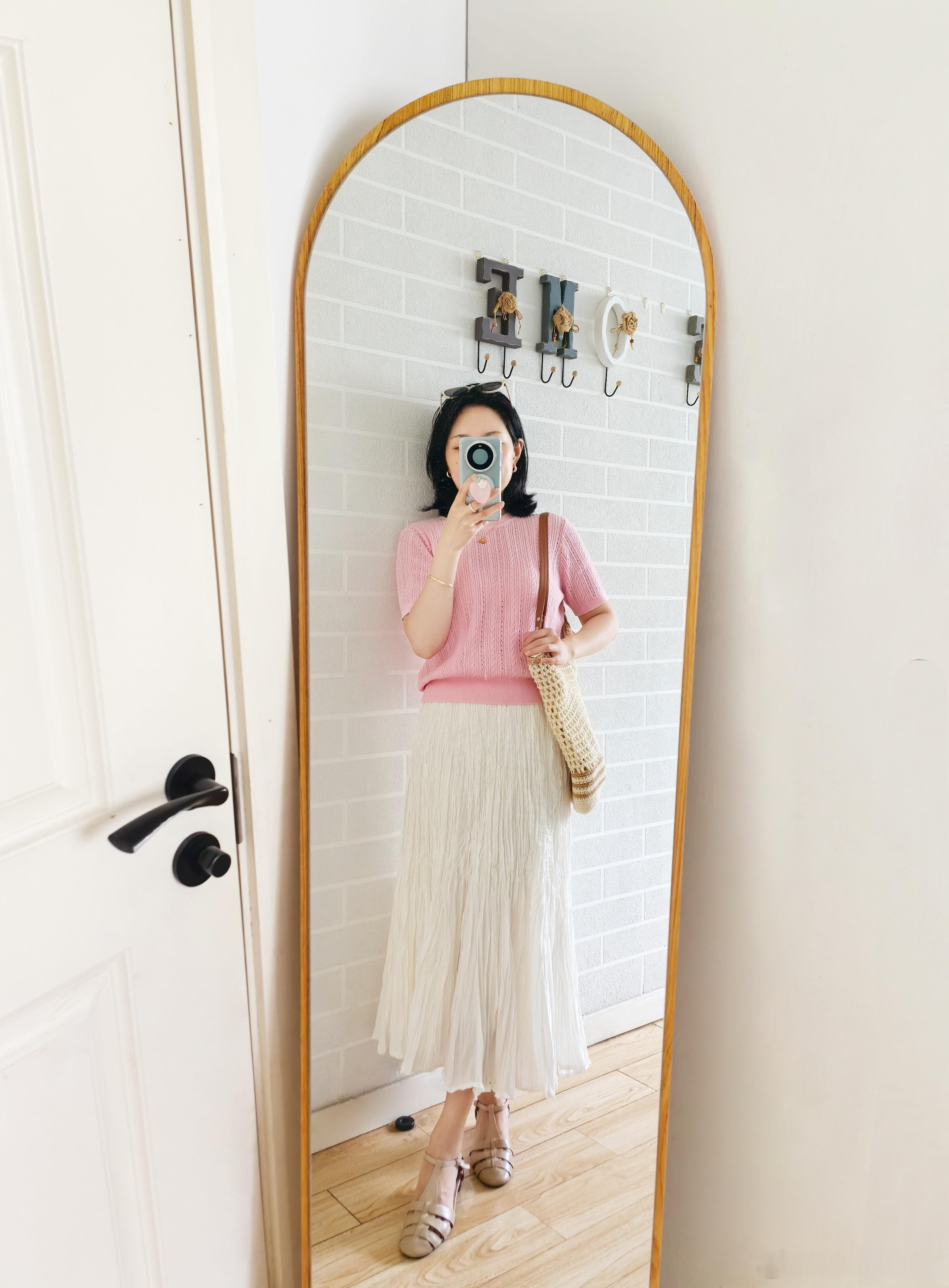 粉色苎麻针织衫+白色三宅裙这身甜美又减龄随手拍今天穿什么ootd