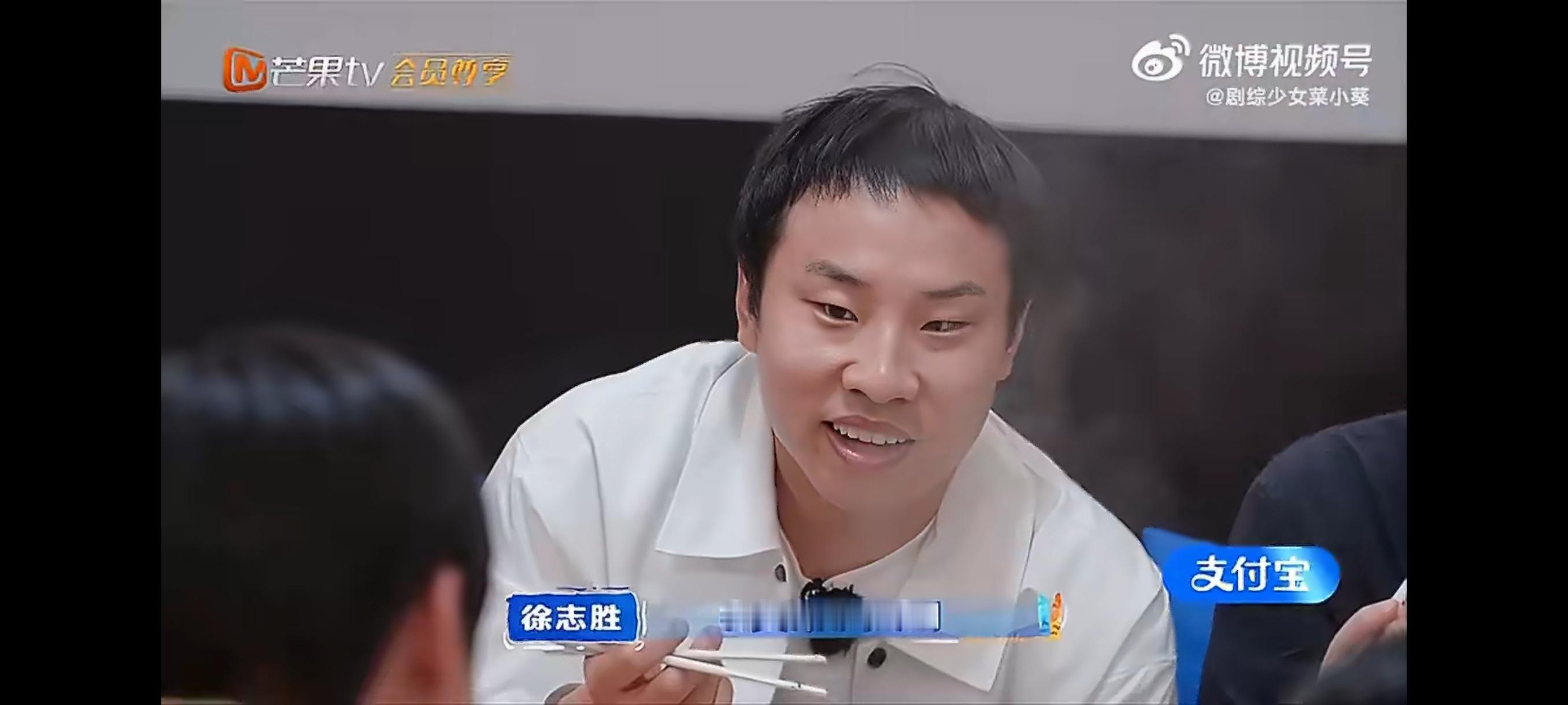 徐志胜分房这事我在行志胜分房主打一个“轮班制”。客栈里跟兄弟挤标间，上半夜睡这张