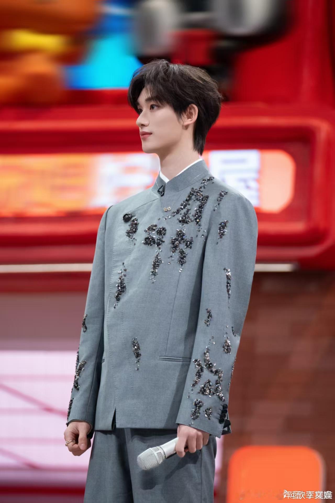 丁程鑫说等他换身干衣服丁程鑫说这次真没招了丁程鑫说等他换身干衣服，真没招了，[送