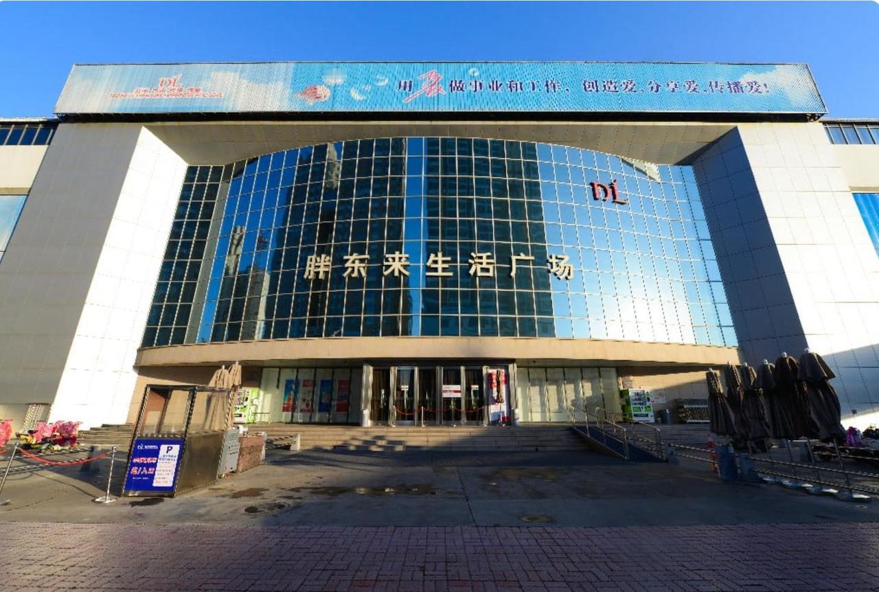 房东把年租金从八百多万喊到两千四百万，翻三倍。那年新乡大胖店一年赚六七千万，是当
