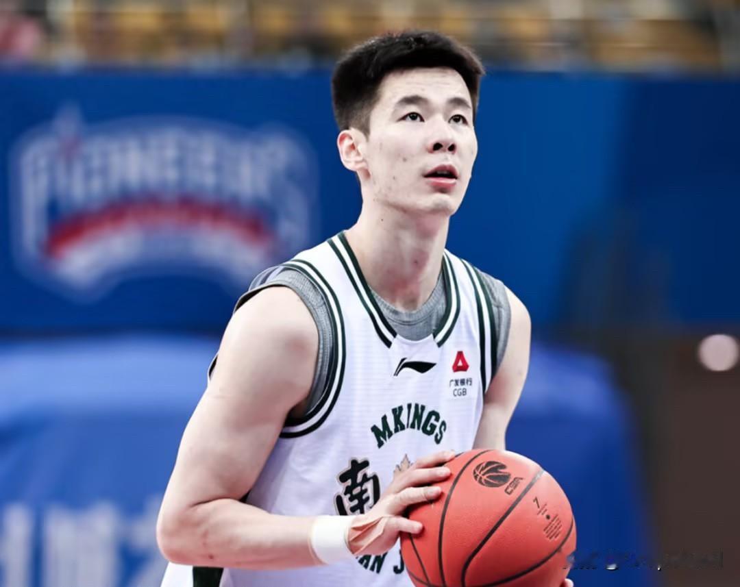 据国内媒体报道，同曦球员郭昊文有可能代表NBA国王队出战夏季联赛。据了解，郭昊文