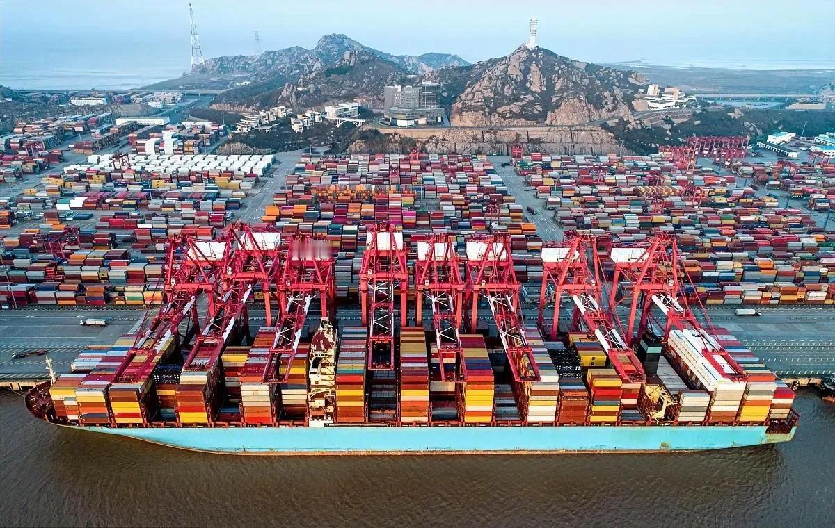 港口吞吐量破纪录，难掩上海外贸的颓势
今年，上海港集装箱吞吐量突破5000万标准