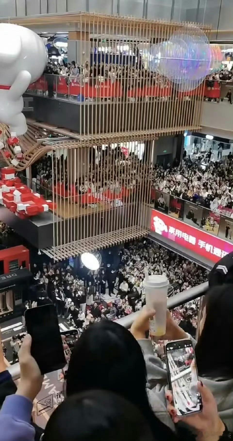 张凌赫线下活动现场，人山人海🔥 ​​​