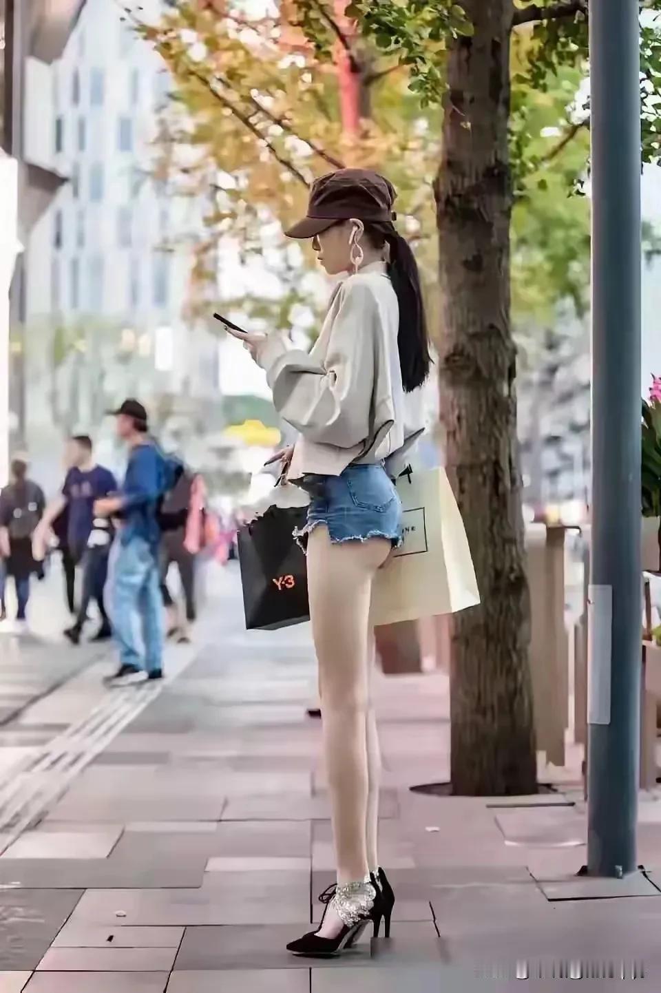 女人还是把臀部漏出来一点点更吸引男人的眼球[捂脸]。#分享街拍小姐姐# #街拍女