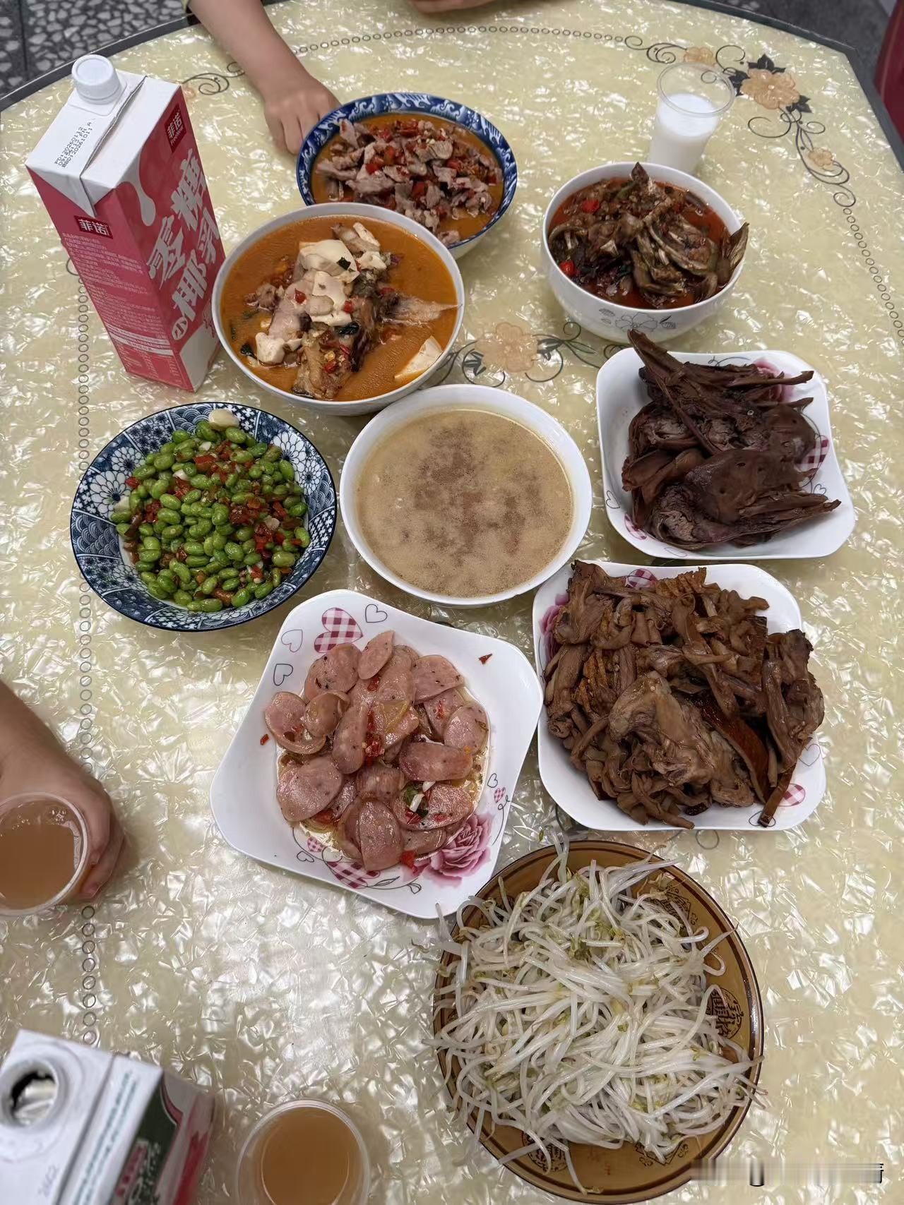 昨天下船的一个哥们，今天已经到家了，到家后吃的第一顿家乡菜发给了我，让我看看，能