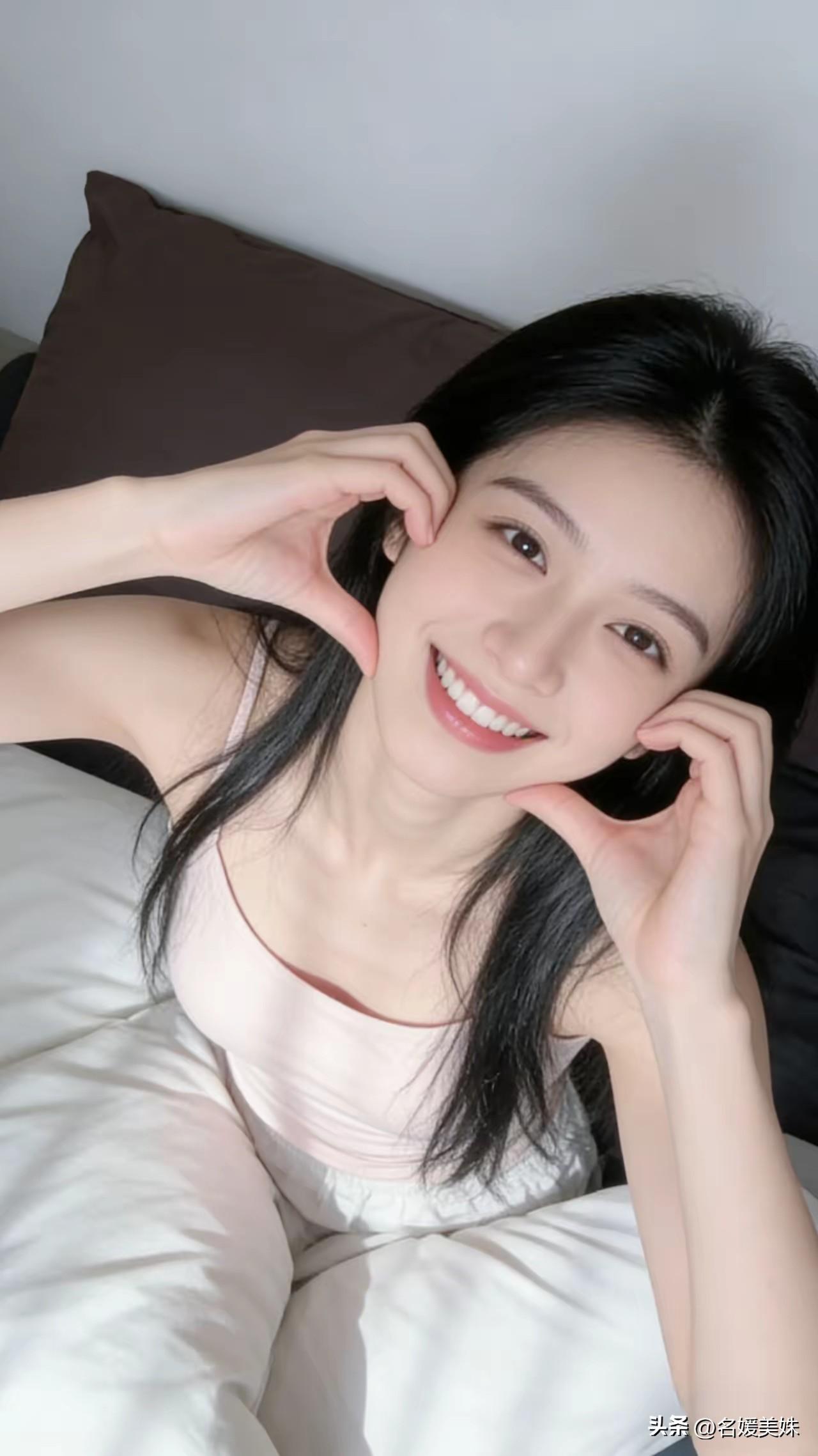 人还是淡一点好，
不在意就没有期待，
不期待就没有痛苦。