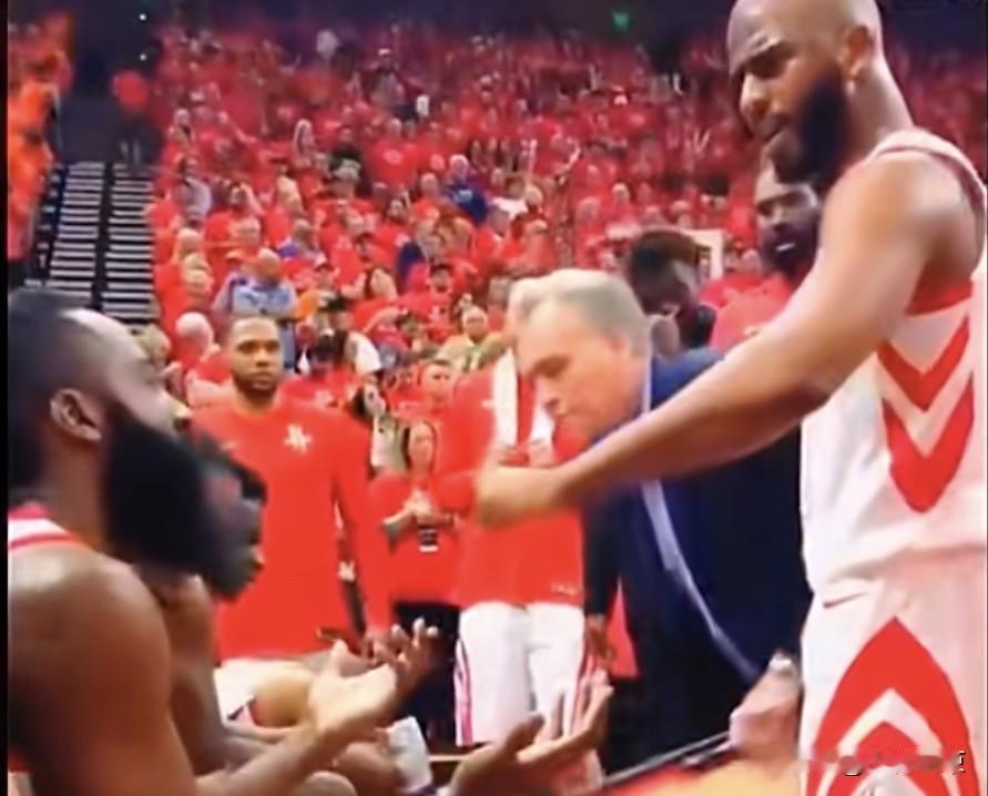 据船媒报道，保罗被裁是因为得罪了球队某个头牌……那我们就来猜猜那个球队头牌是谁！