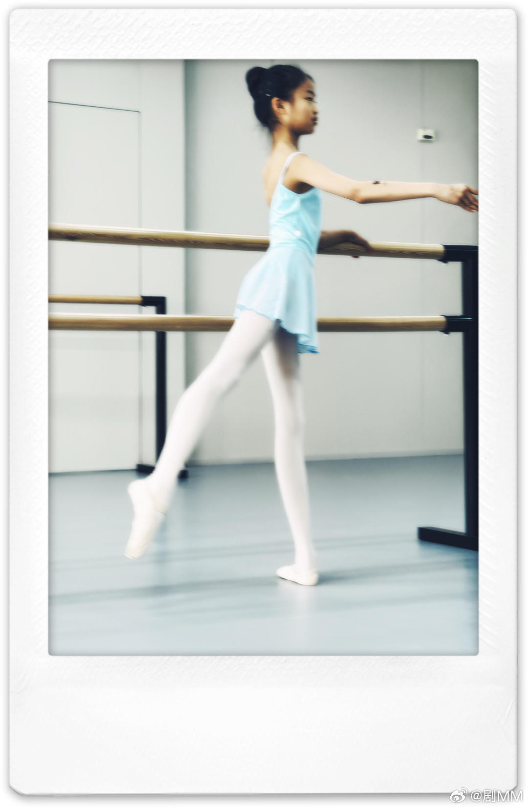 姚晨9岁女儿近照姚晨晒9岁女儿近照姚晨9岁女儿近照，练芭蕾的样子认真又有力量，妈
