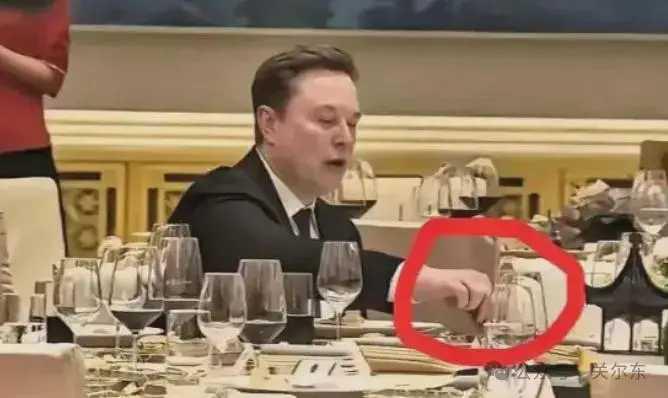 马斯克虽贵为世界首富，可对中国美食还是禁不住的下手偷吃。
面对诱人的美食，食指大