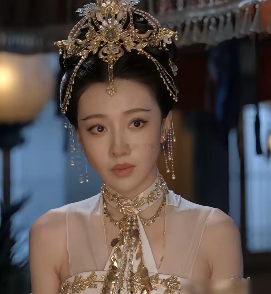 王鹤润《佳偶天成》刚上，弹幕就炸了：剧组这是没钱请王楚然，所以找了个代餐？你去看